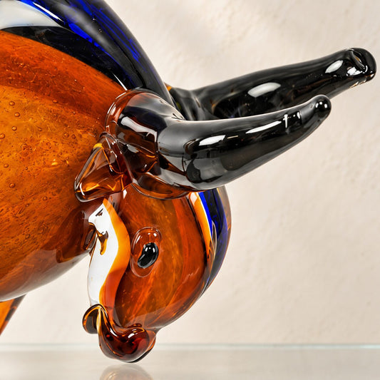 Taureau en verre soufflé style Murano ambre et noir, détail cornes tête gros plan