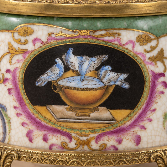 Boîte couverte en porcelaine craquelée et bronze doré, détail médaillon colombes