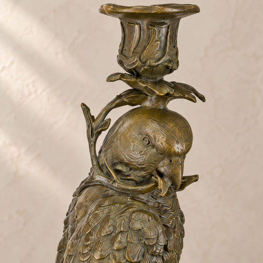 Bougeoir au perroquet en bronze patiné sur socle marbre, détail tête profil