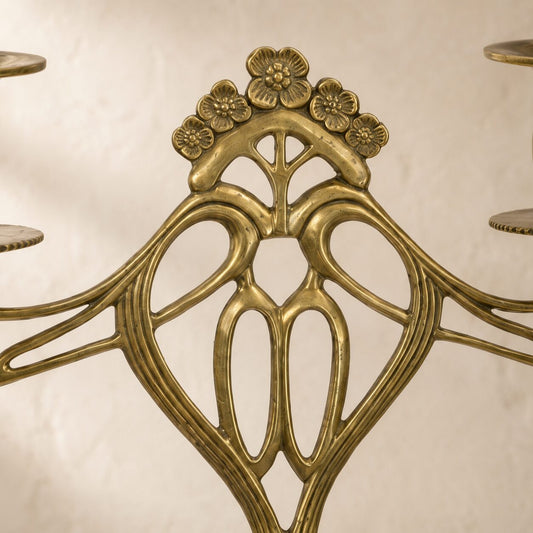 Candélabre Art Nouveau deux lumières en laiton doré mat, détail couronne florale
