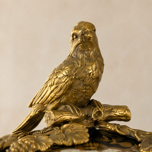 Coffret en porcelaine noire et bronze doré décor oiseaux, détail oiseau couvercle