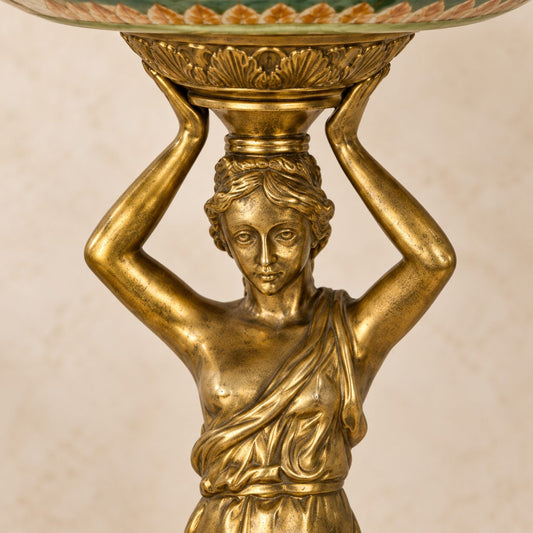 Coupe en porcelaine ajourée à monture cariatide en bronze doré, détail visage cariatide