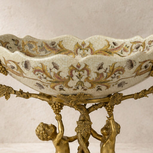 Coupe en porcelaine craquelée sur monture bronze aux putti, détail décor floral