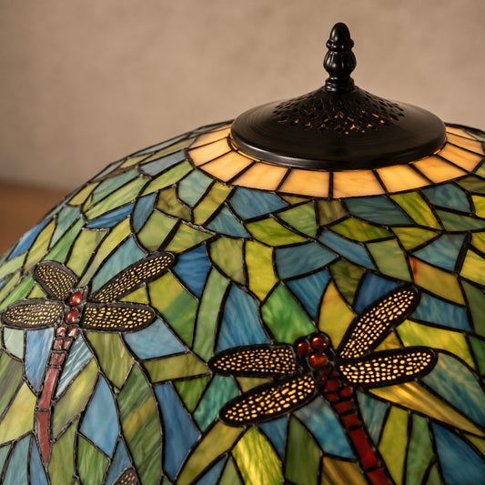 Lampe de style Tiffany aux libellules sur fond de feuillage, gros plan vitrail capuchon