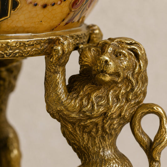 Œuf couvert en porcelaine craquelée jaune sur base lions, détail lion patte