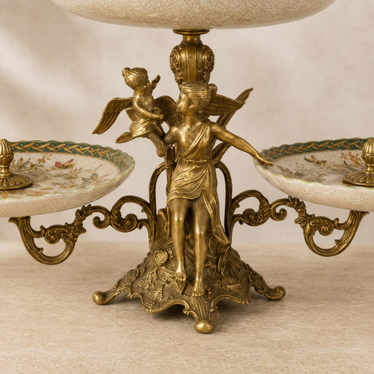 Surtout de table en bronze doré et porcelaine à décor floral, détail figure ailée putti