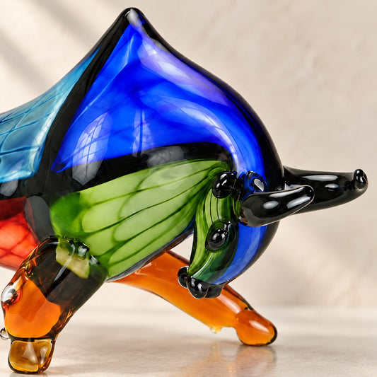 Taureau chargeant en verre soufflé polychrome style Murano, détail tête museau gros plan