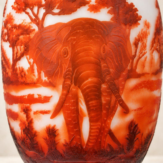 Vase balustre en verre camée décor éléphant d'Afrique, motif principal