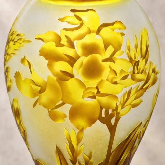 Vase balustre en verre camée à décor de freesias jaunes, détail motif principal