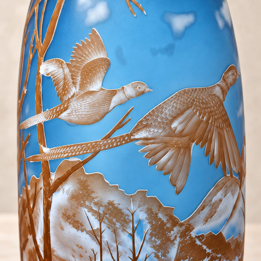 Vase camée en verre multicouche à décor de faisans en vol, motif principal