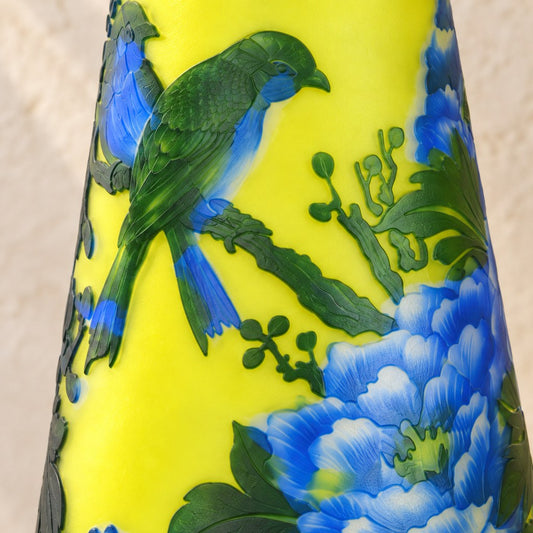 Vase camée en verre multicouche décor oiseau et pivoines, motif principal