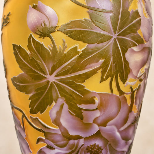 Vase camée en verre multicouche décor de pivoines et feuillages, motif principal