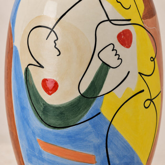 Vase en porcelaine émaillée décor cubiste figure féminine, détail visages
