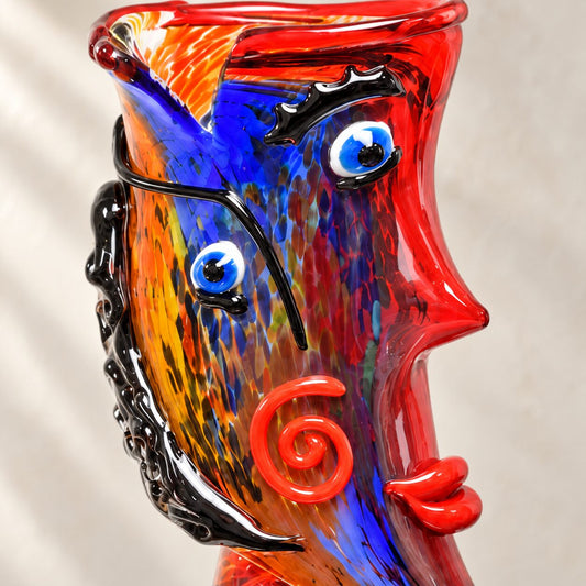 Vase sculpture visage cubiste de profil en verre polychrome style Murano, détail visage yeux gros plan