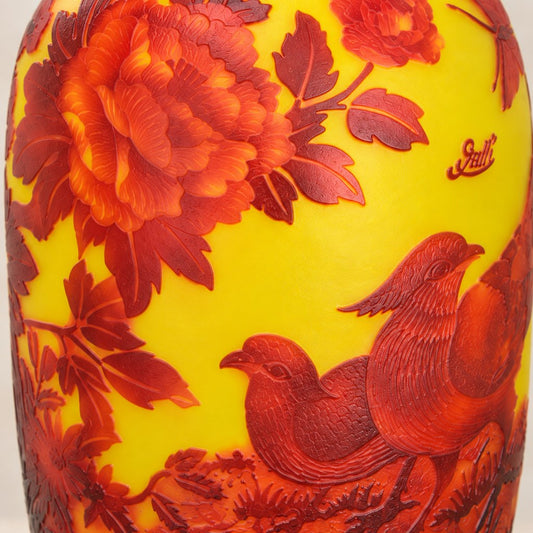 Vase en verre multicouche décor pivoines et perdrix, motif principal