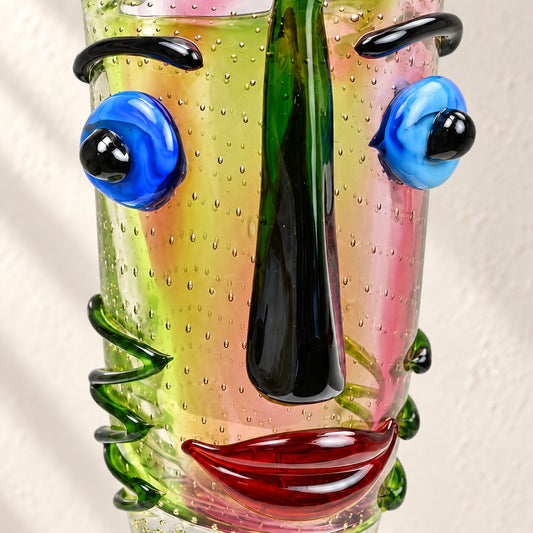 Vase visage abstrait en verre soufflé style Murano, détail visage yeux nez gros plan