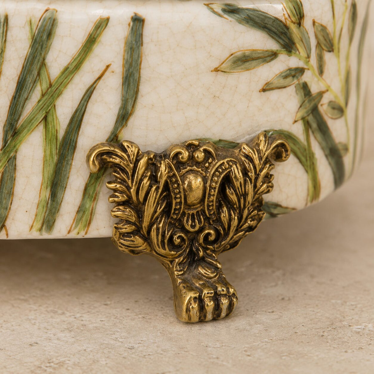 Coffret à bijoux en porcelaine craquelée, monture bronze doré, détail pied griffe