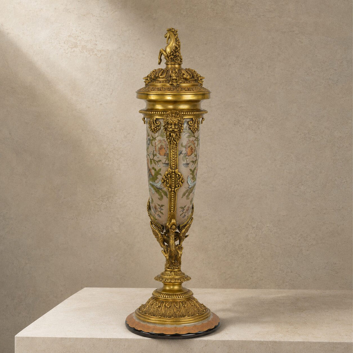Aiguière corne d'abondance en porcelaine à rinceaux polychromes, vue arrière