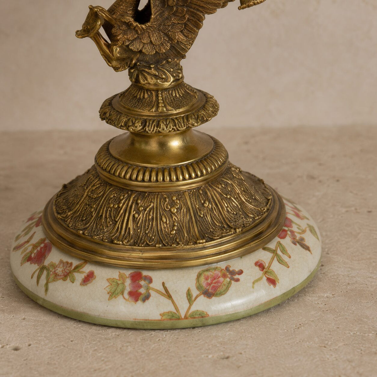 Aiguière corne d'abondance en porcelaine crème à décor floral, détail socle fleurs