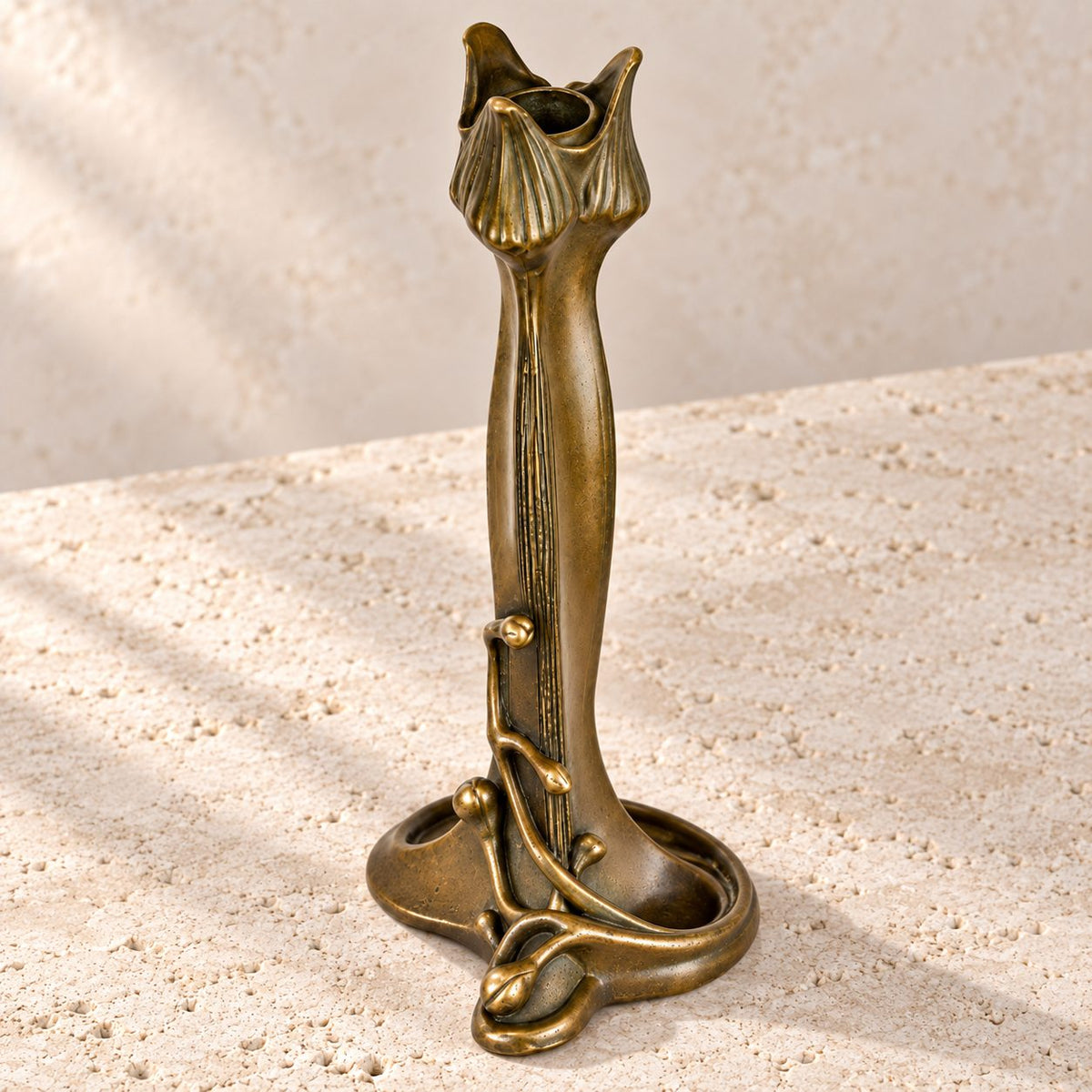 Bougeoir Art Nouveau en bronze à décor végétal, vue d'ensemble angle