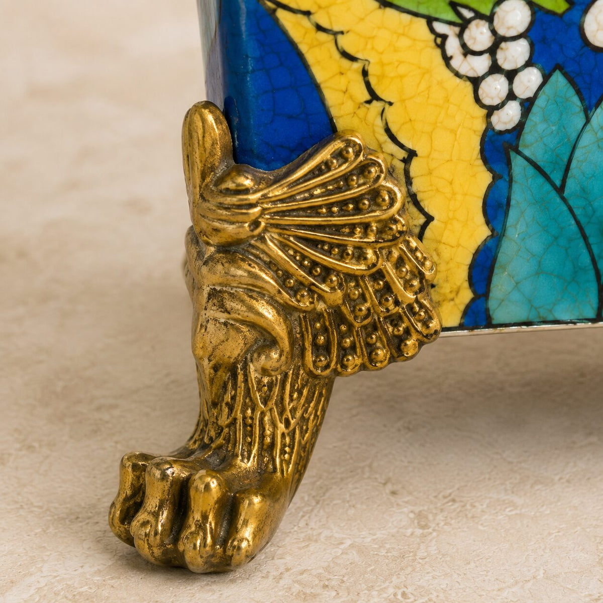 Cache-pot en porcelaine craquelée aux hiboux, monture bronze, détail pied griffe gros plan