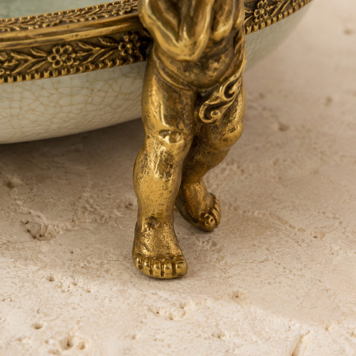 Coupe en porcelaine céladon à décor chinois, monture bronze, détail pied putti