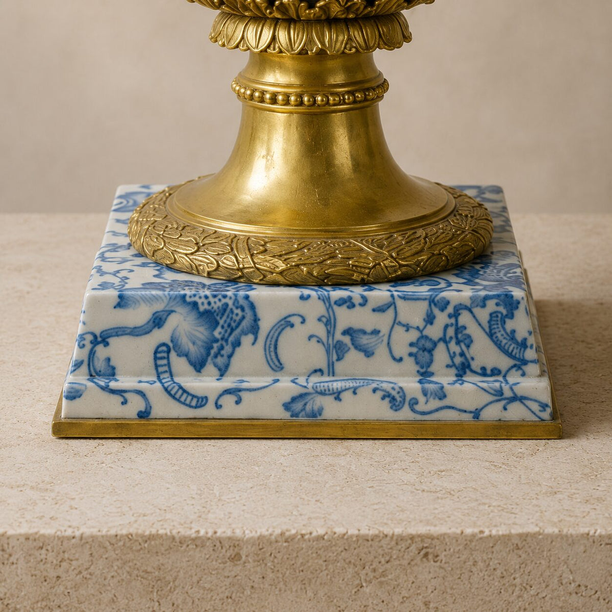 Vase médicis porcelaine bleu et blanc à monture bronze doré, détail socle