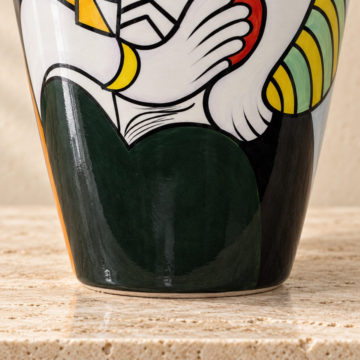 Vase en porcelaine peinte décor cubiste style Picasso, détail base noire