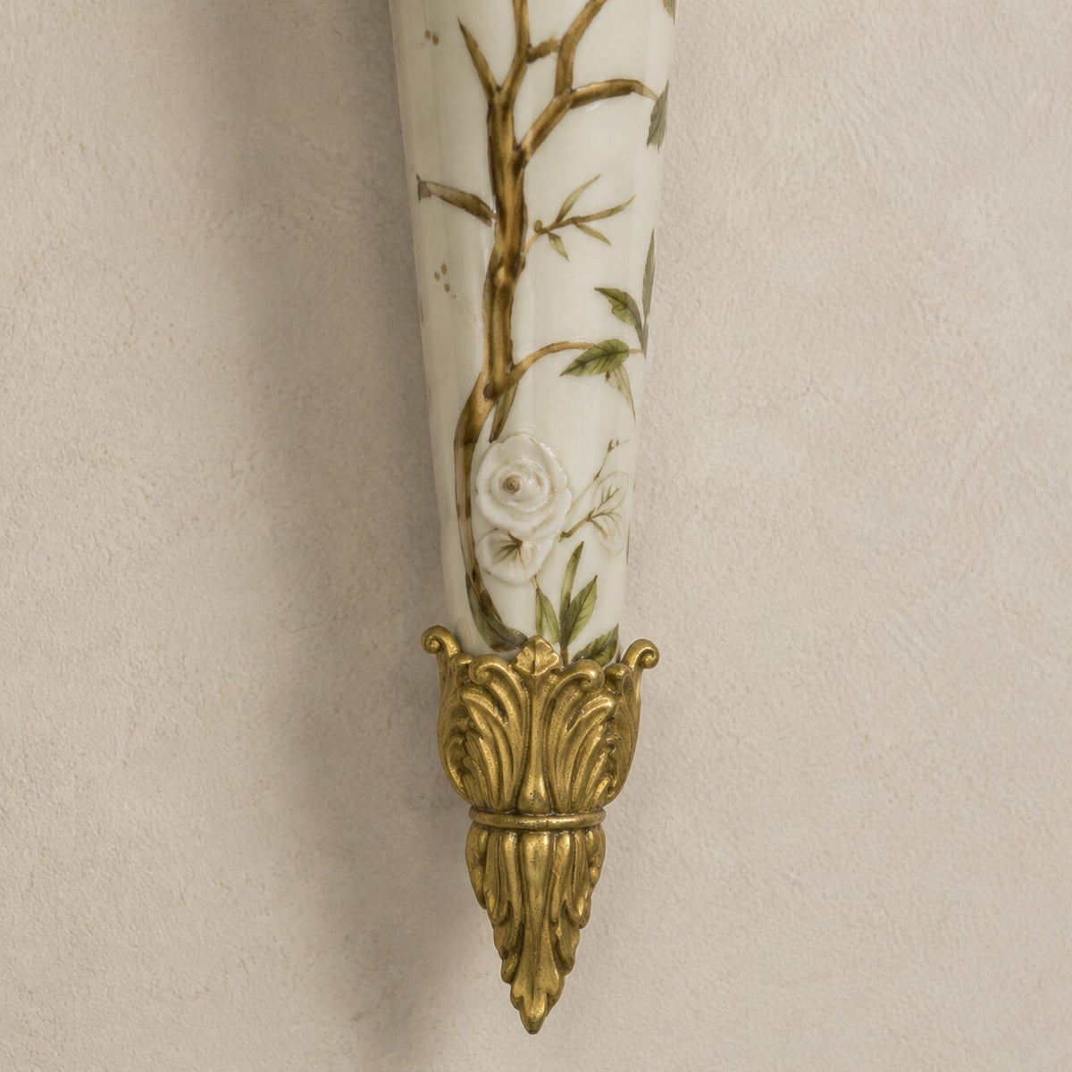 Applique murale en porcelaine et bronze au perroquet bleu, détail embout bronze