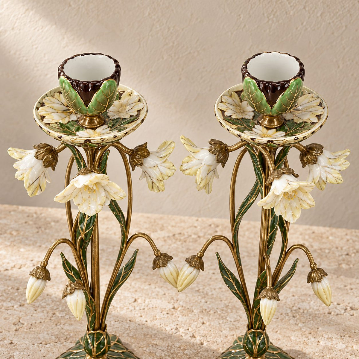 Bougeoir Art Nouveau en bronze doré émaillé à décor floral, vue de la paire détail