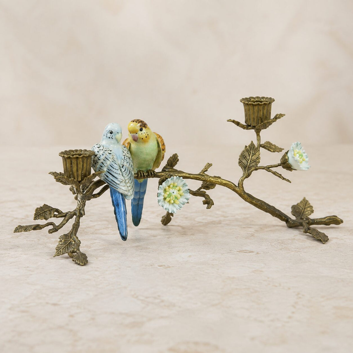 Bougeoir branche aux perruches en porcelaine et bronze doré, vue d'ensemble profil