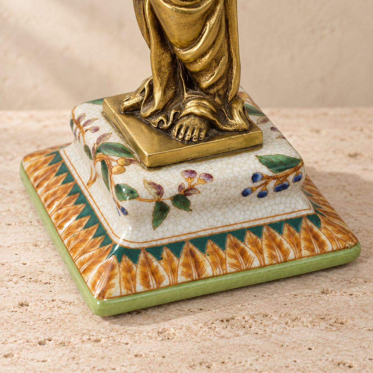Coupe en porcelaine ajourée à monture cariatide en bronze doré, détail pieds socle
