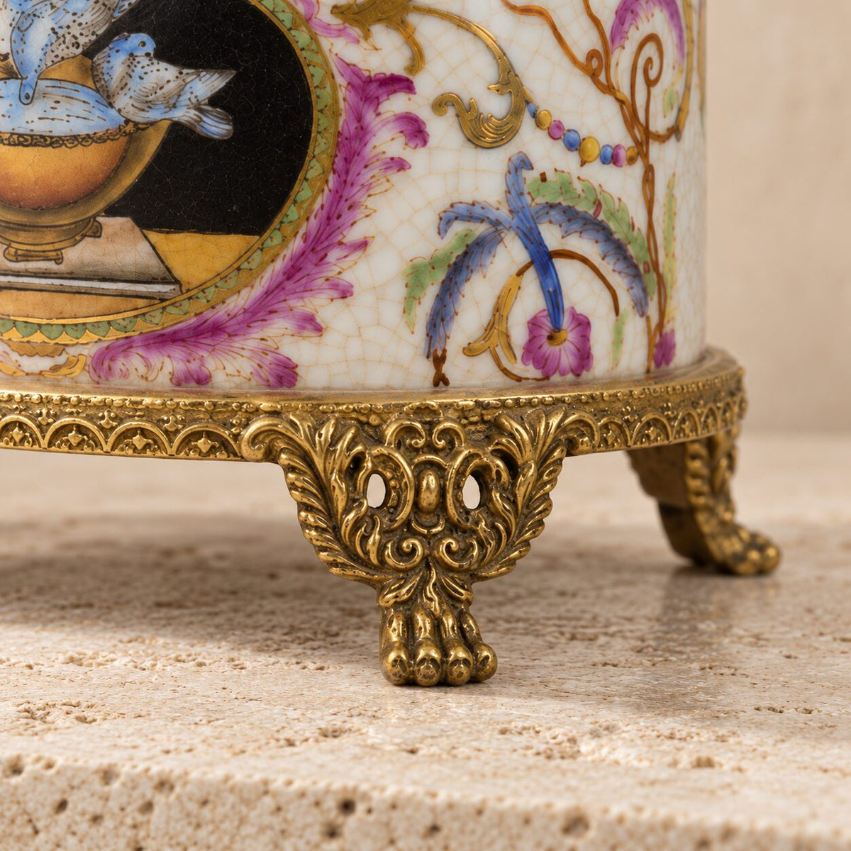 Boîte couverte en porcelaine craquelée et bronze doré, détail pied griffe