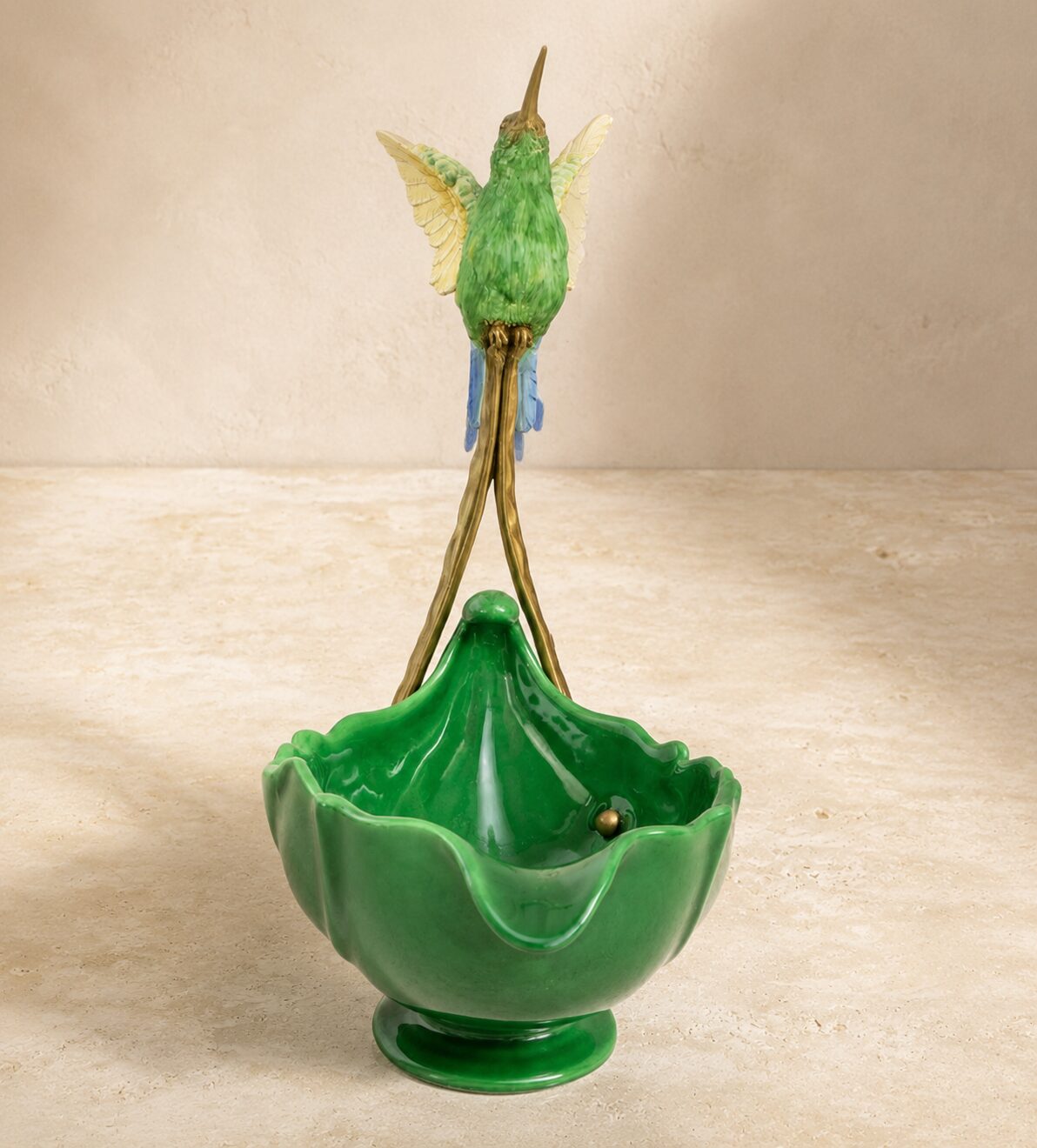 Coupe en porcelaine verte au colibri en bronze doré, vue de dos