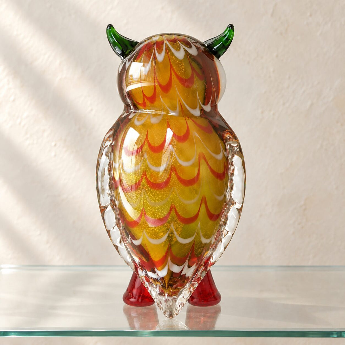 Hibou en verre soufflé aux tons ambrés, vue de dos, de trois quarts