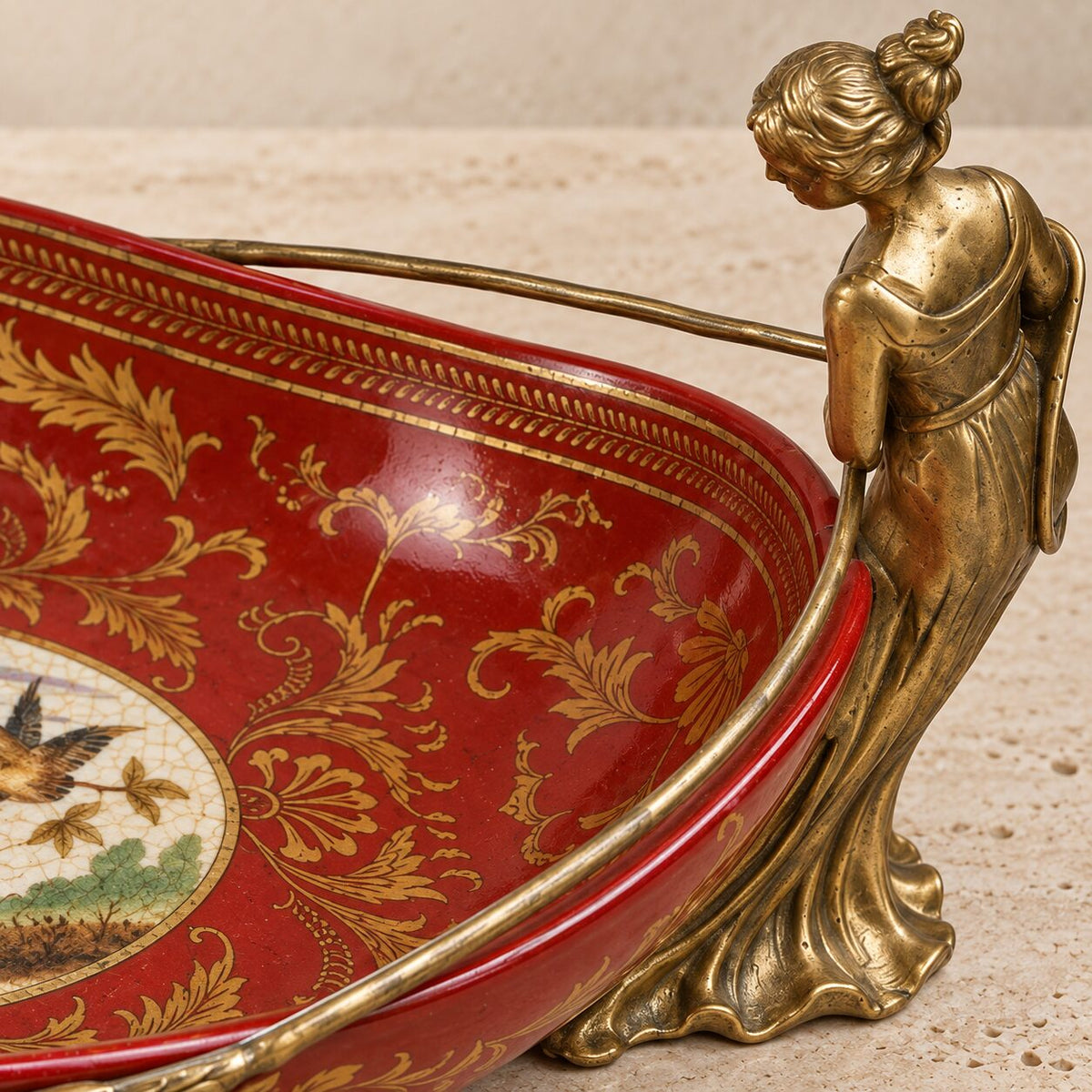 Jardinière en porcelaine rouge et bronze doré aux cariatides, détail cariatide dos anse