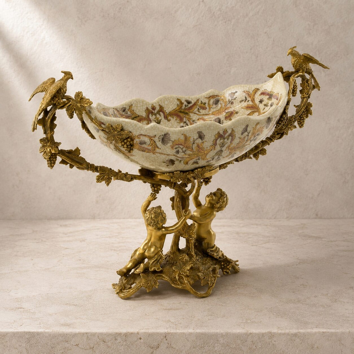 Coupe en porcelaine craquelée sur monture bronze aux putti, vue de face
