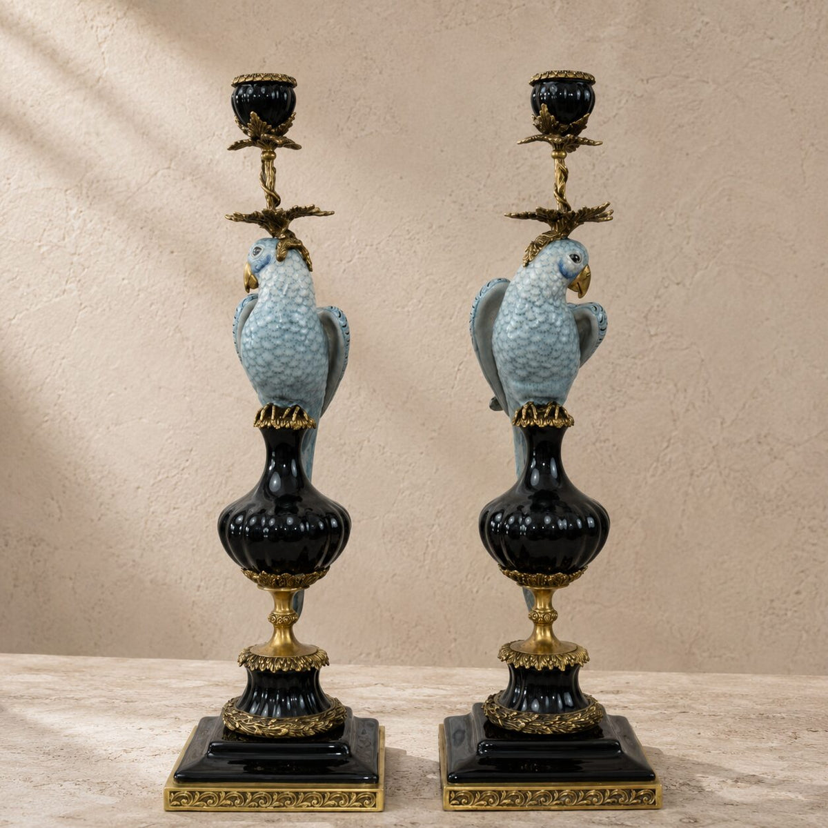 Paire de bougeoirs perroquets en porcelaine et bronze doré, vue d'ensemble dos