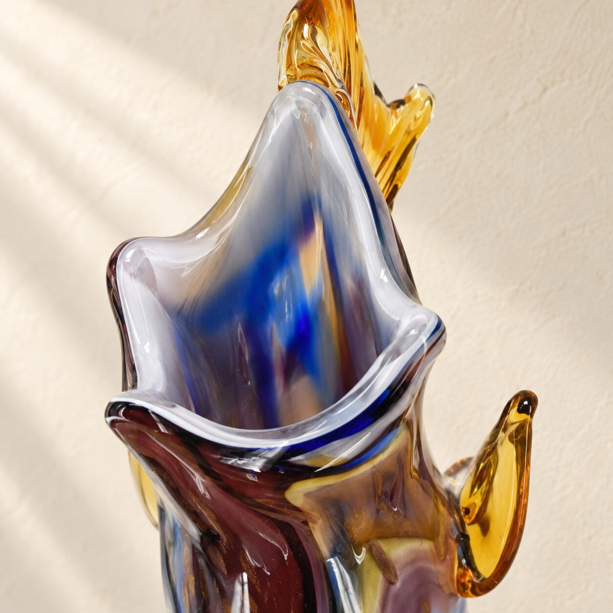 Vase tête de cheval en verre soufflé style Murano, détail sommet vasque gros plan