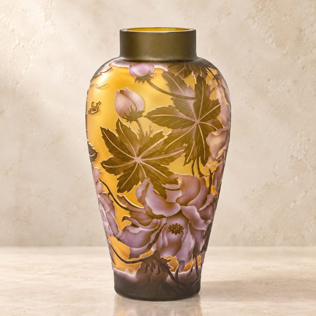 Vase camée en verre multicouche décor de pivoines et feuillages, vue de trois quarts