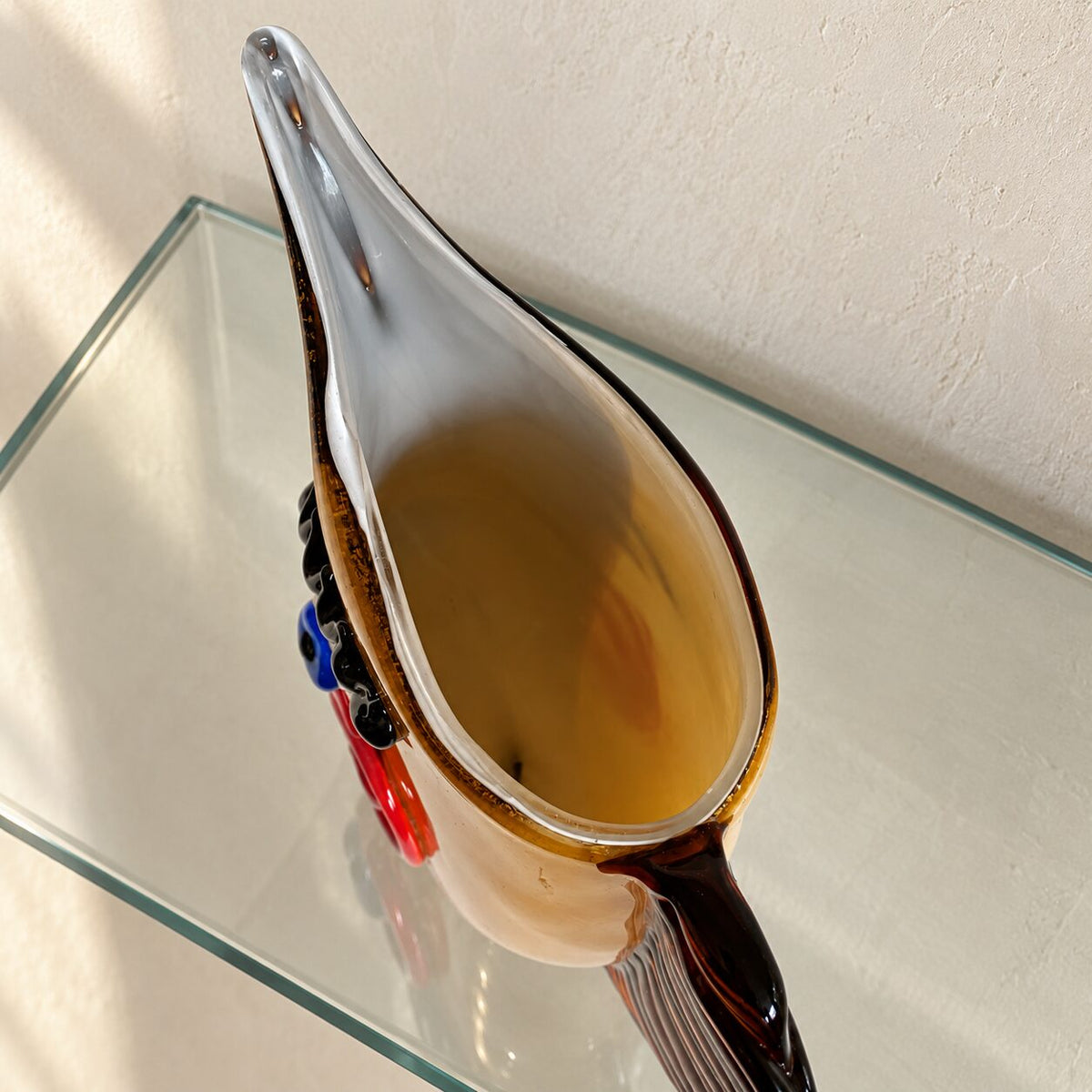 Vase visage abstrait en verre style Murano orange et noir, vue de dessus ouverture