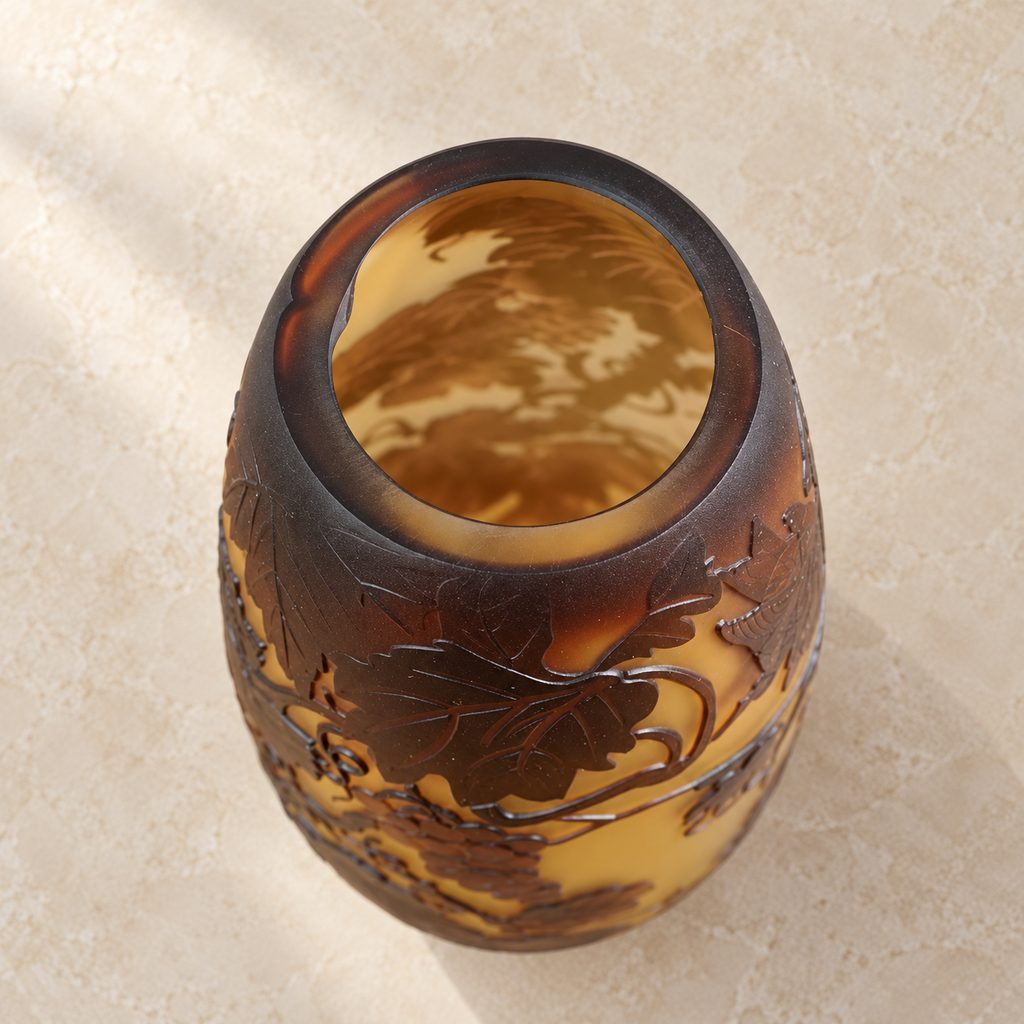 Vase en verre multicouche à décor de vigne et raisins, vue de dessus sur l'ouverture