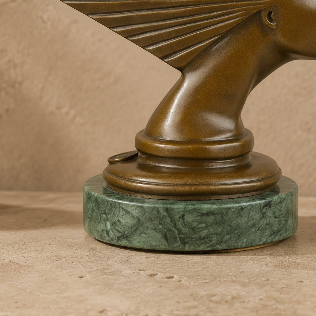 Mascotte automobile Art Déco Esprit du Vent en bronze patiné sur socle en marbre vert