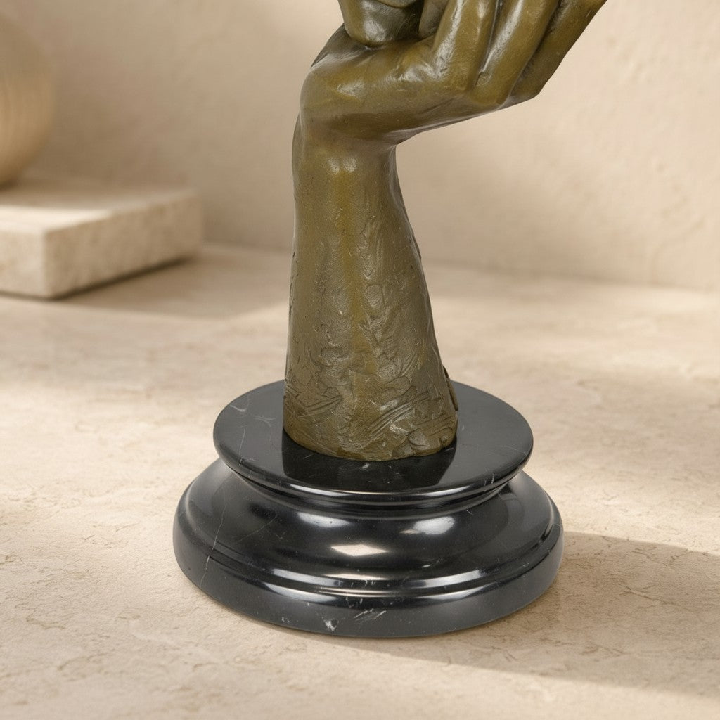 Sculpture en bronze patine brune représentant une main sur socle en marbre noir