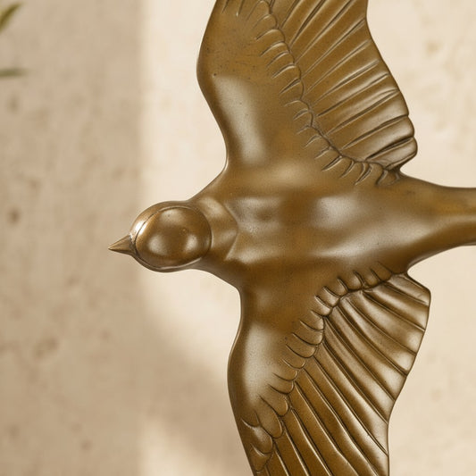 Sculpture hirondelle en bronze doré en plein vol avec plumage finement ciselé style Art Déco