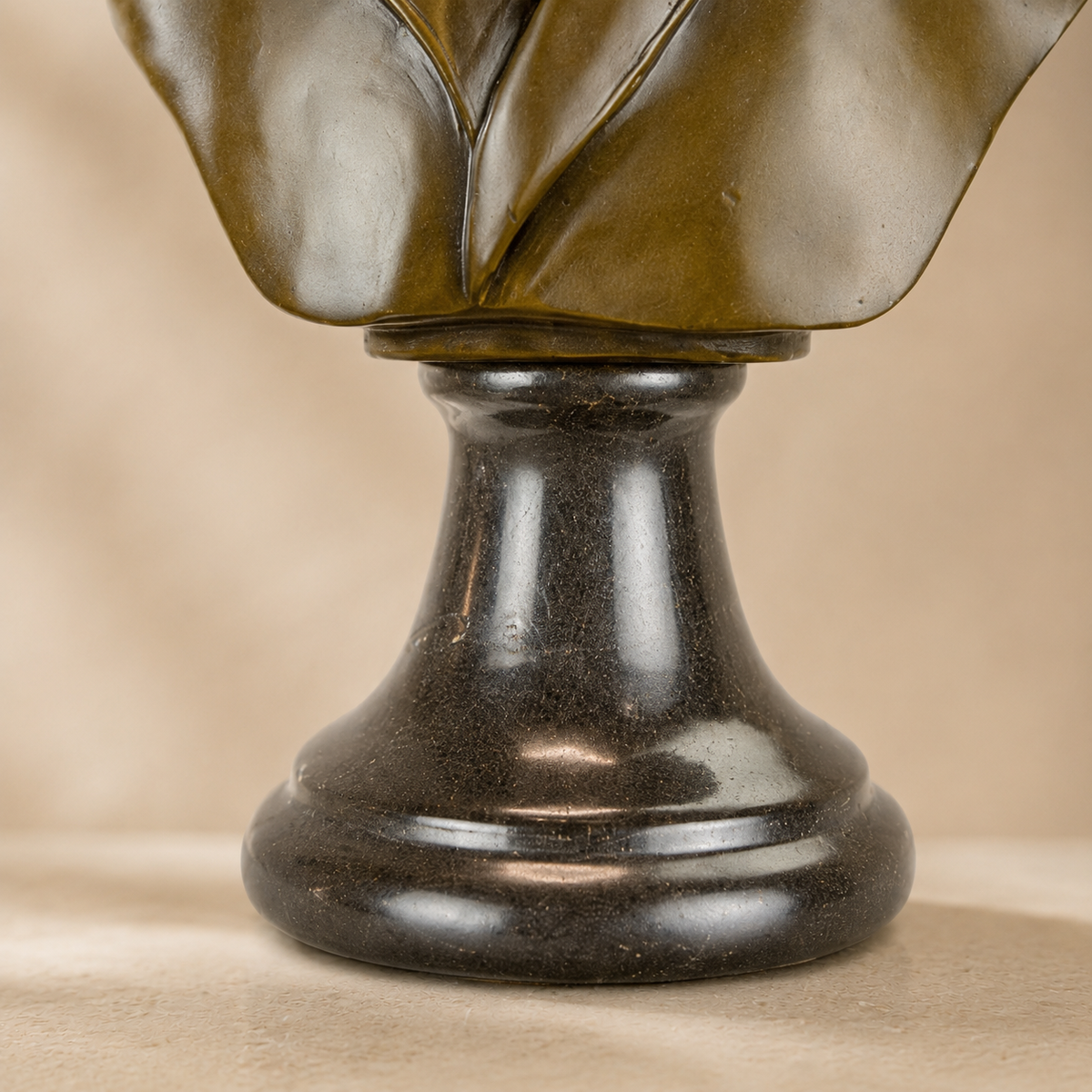 Buste de Napoléon en bronze patiné sur socle en marbre, vue 7