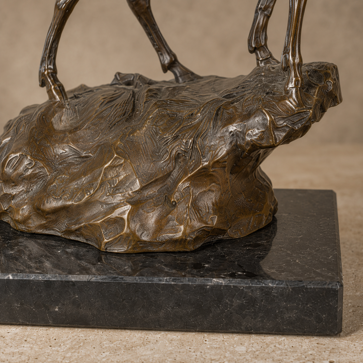 Cerf bramant sur rocher en bronze patiné socle marbre, vue 7