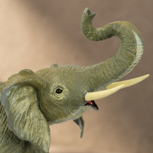 Éléphant d'Afrique trompe levée, figurine réaliste, vue 2