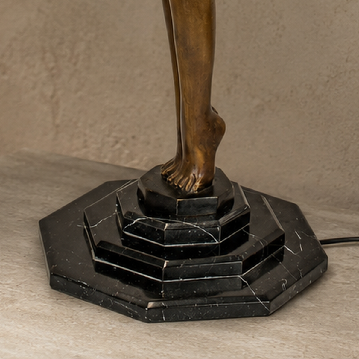 Lampe Art Déco femme nue au globe en bronze patiné, vue 7