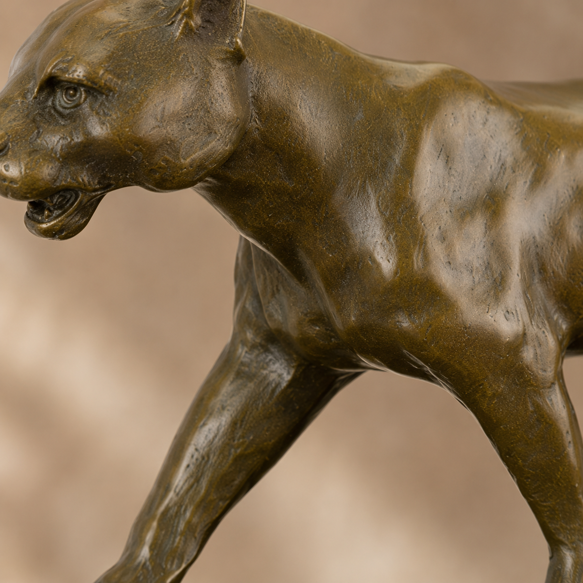 Lionne en marche, sculpture bronze patiné sur socle marbre, vue 7